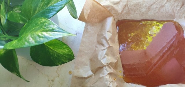 xylit-bonbons-mit-johannisbeerpulver-haben-eine-go-denise-schmucker-utopia-211011 Xylit-Bonbons mit Johannisbeerpulver haben eine goldene Bernsteinfarbe.