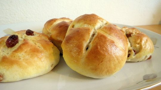 hot-cross-buns-utopia-leonie-barghorn-210220 hot cross buns