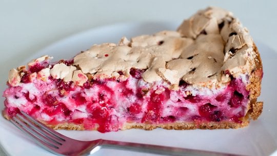 ribiselkuchen-mit-schneehaube-colourboxde-frank-gaertner-250729 Ribiselkuchen mit Schneehaube